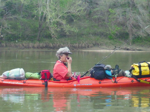 KayakQ eating an apple